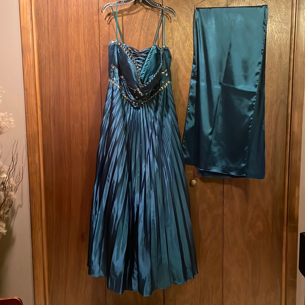 Vintage green gown with shawl.